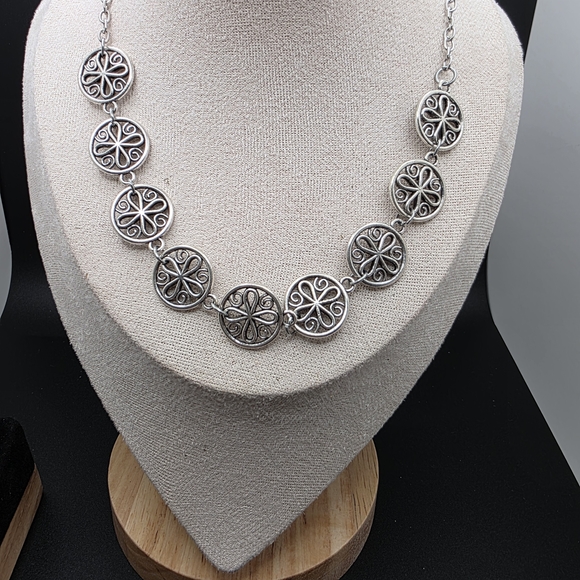 paparazzi Jewelry - Elegant Silver Necklace with Intricate Design (1473)